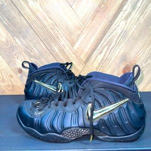 NIKE AIR FOAMPOSITE “BLACK METALLIC GOLD”